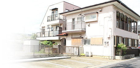 駐車場は裏手にございます